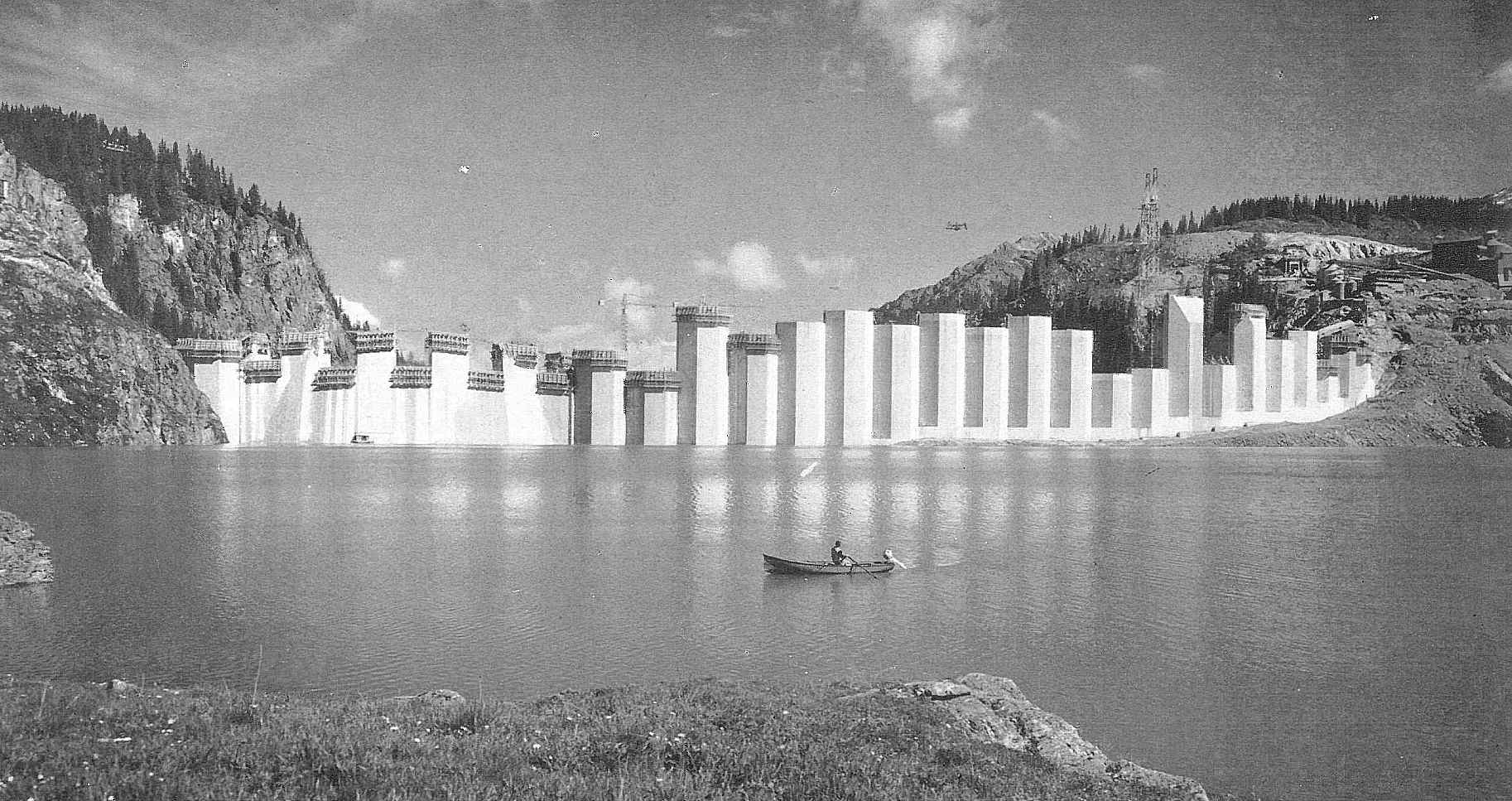 Construction des contreforts durant la première mise en eau, vue côté versants de Treicol