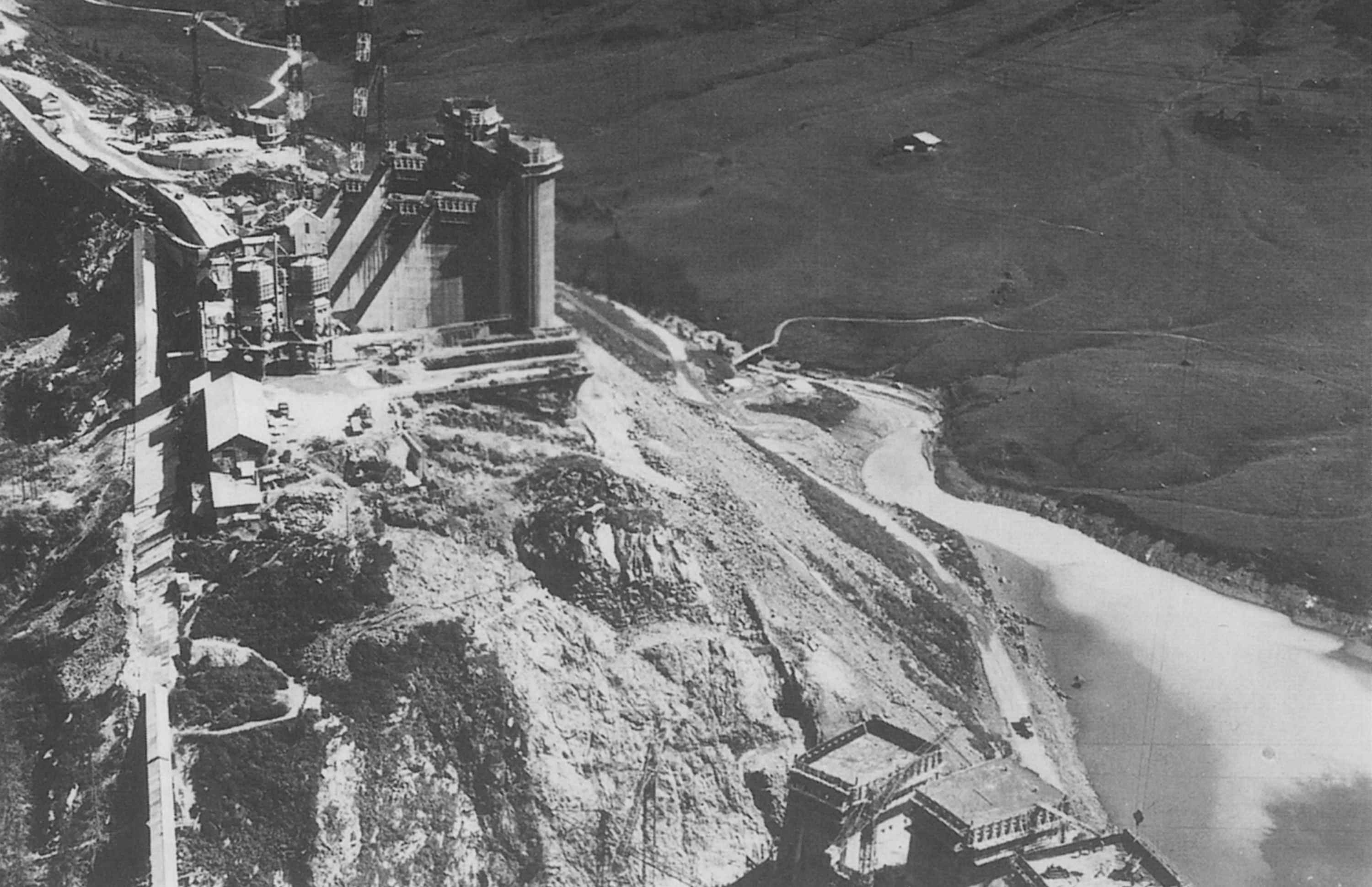 Vue zoomée des débuts du chantier depuis le versant du col du Pré