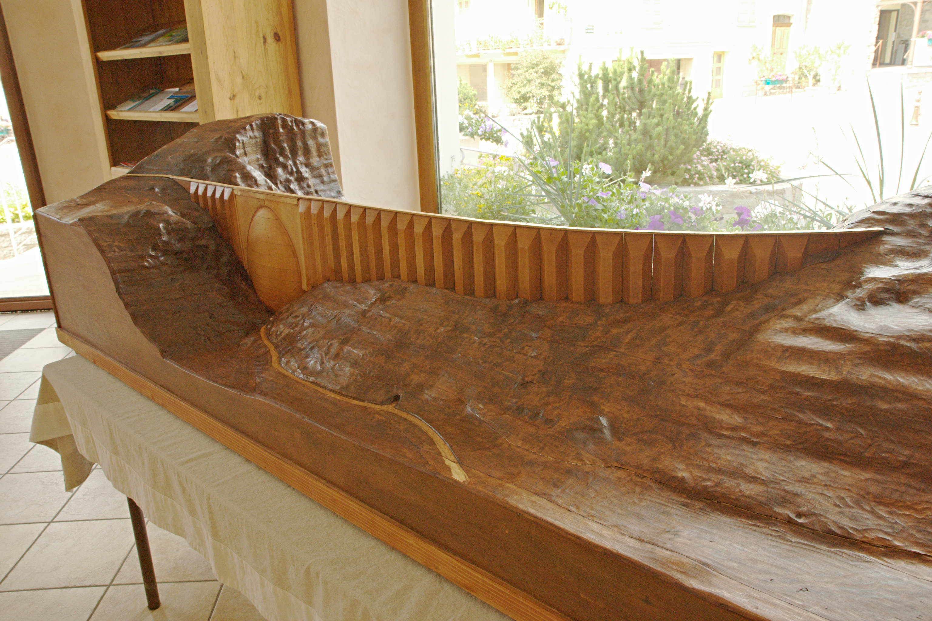 Maquette en bois du barrage de Roselend exposée pour le cinquantenaire de la construction - avant