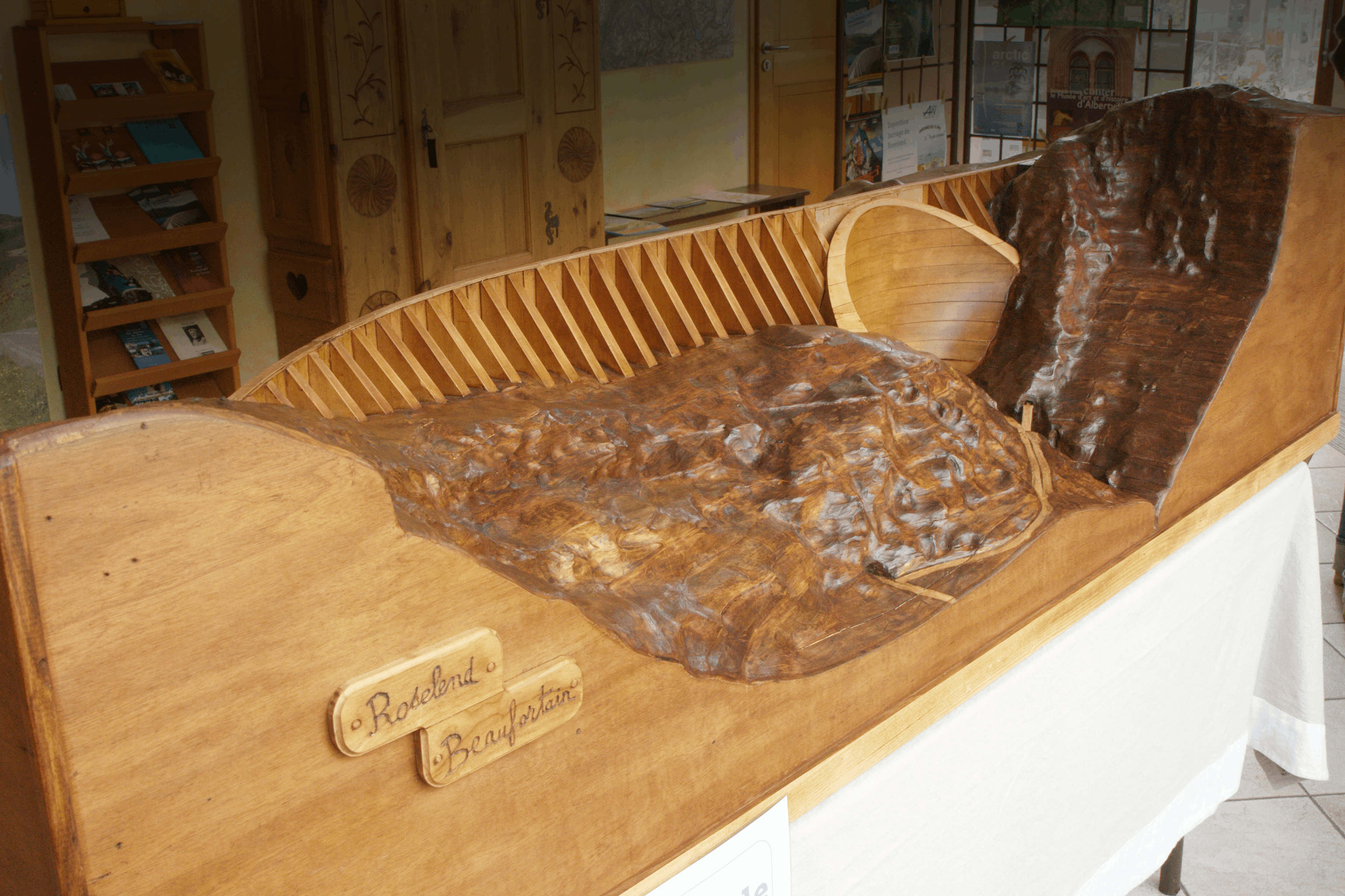 Maquette en bois du barrage de Roselend exposée pour le cinquantenaire de la construction - arrière