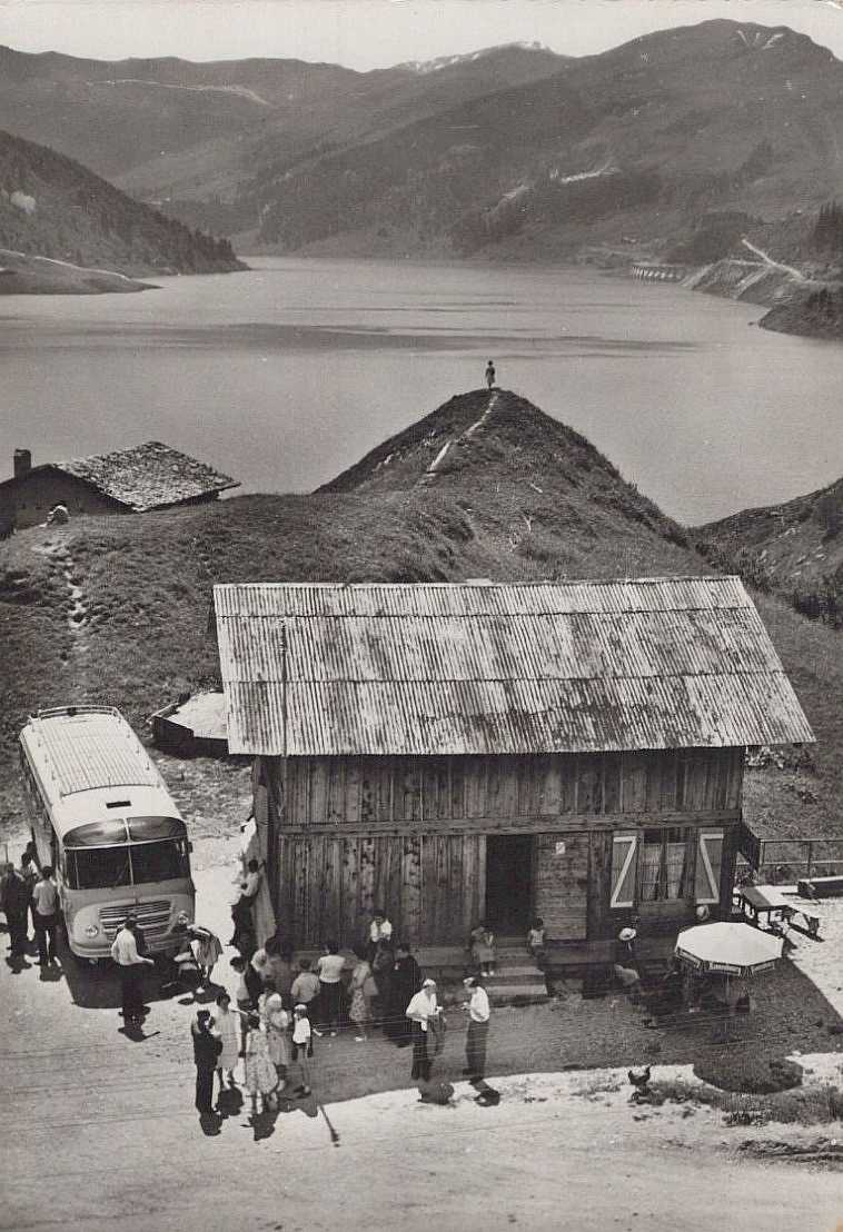 Bus et voyageurs le long de la route du cormet