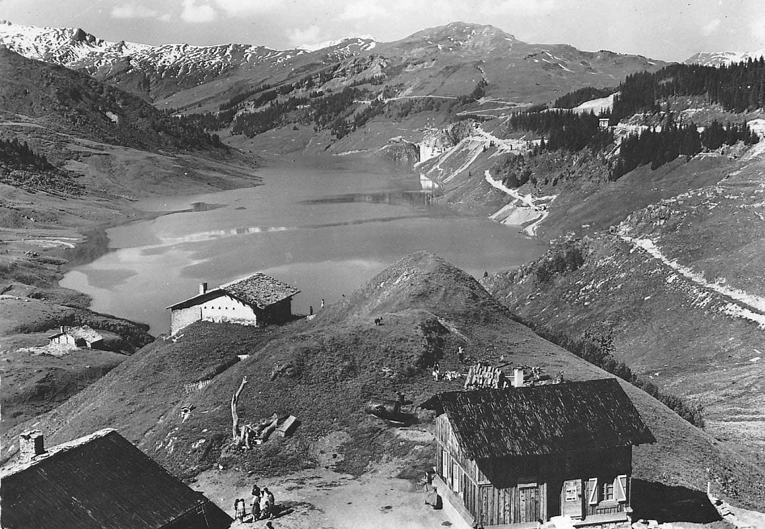 Personnes et chalets le long de la route du cormet