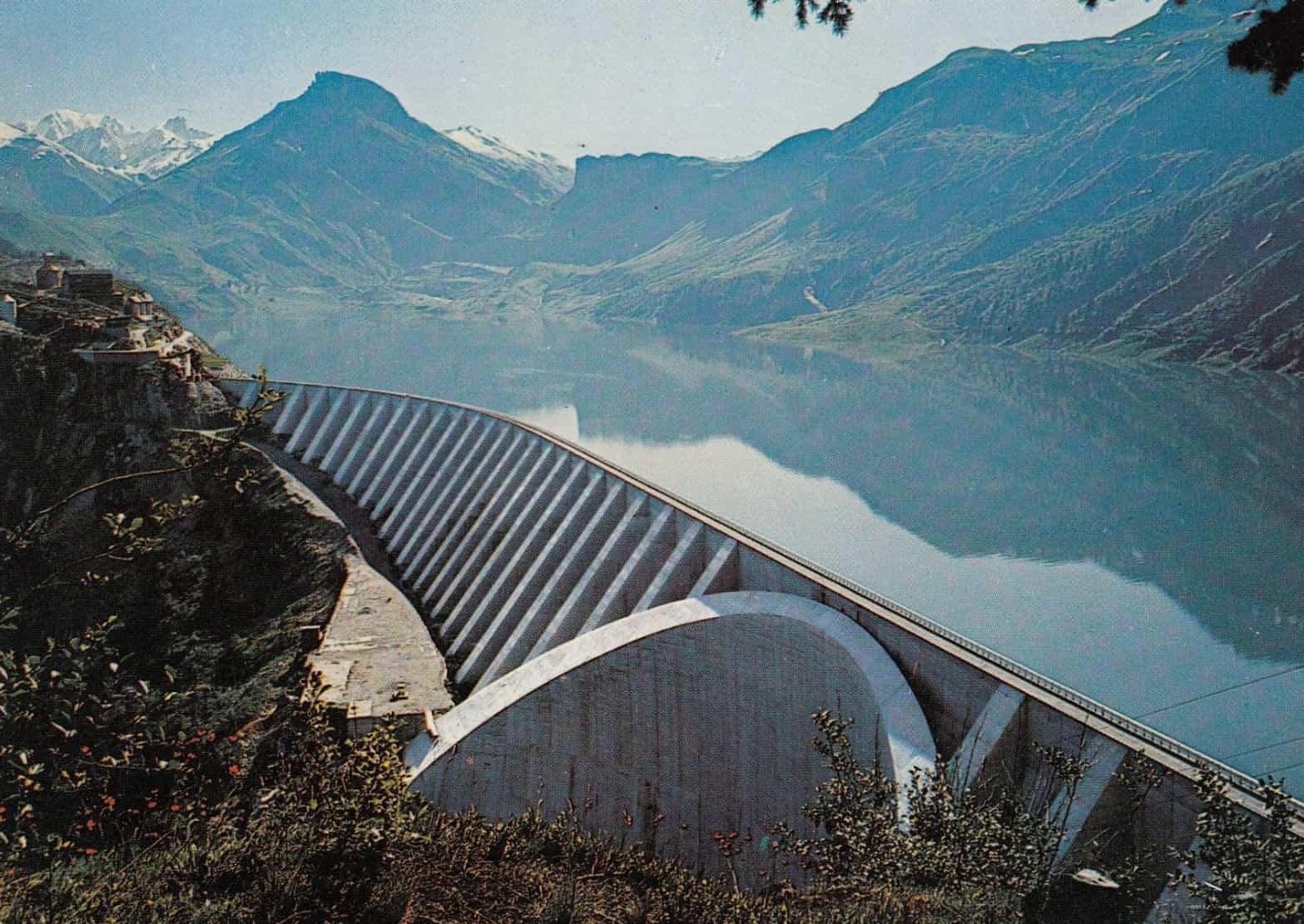 Barrage flambant neuf vu depuis le belvédère côté col du Pré