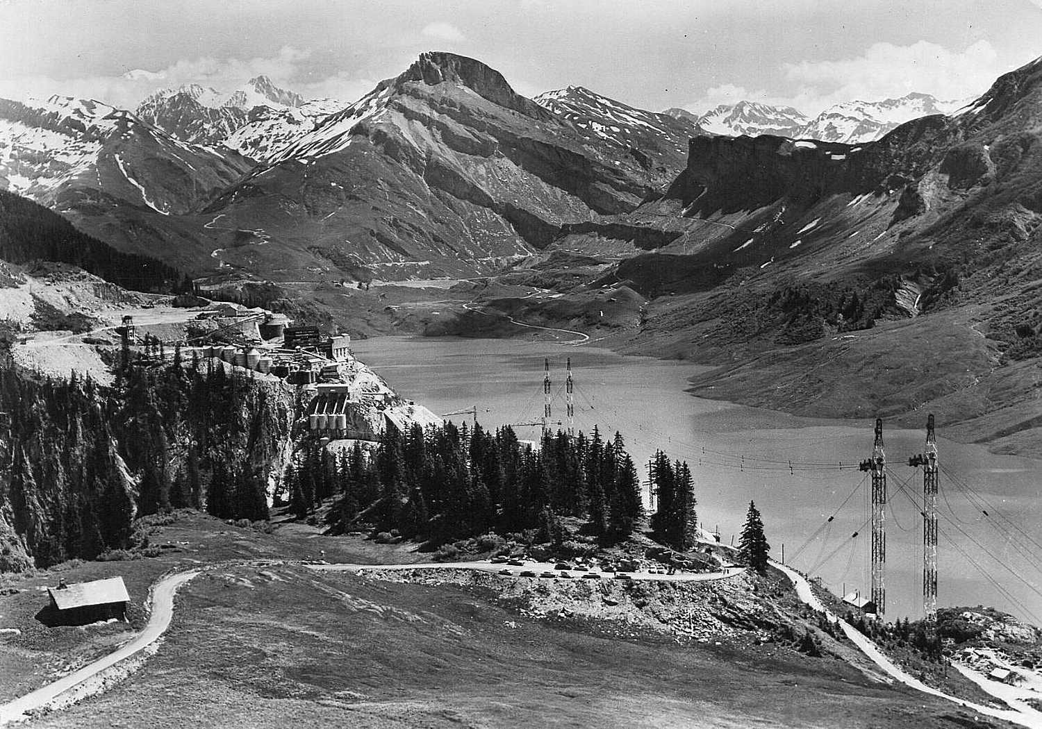 Vue globale du vallon englouti et de la fin des travaux avec les grues et blondins