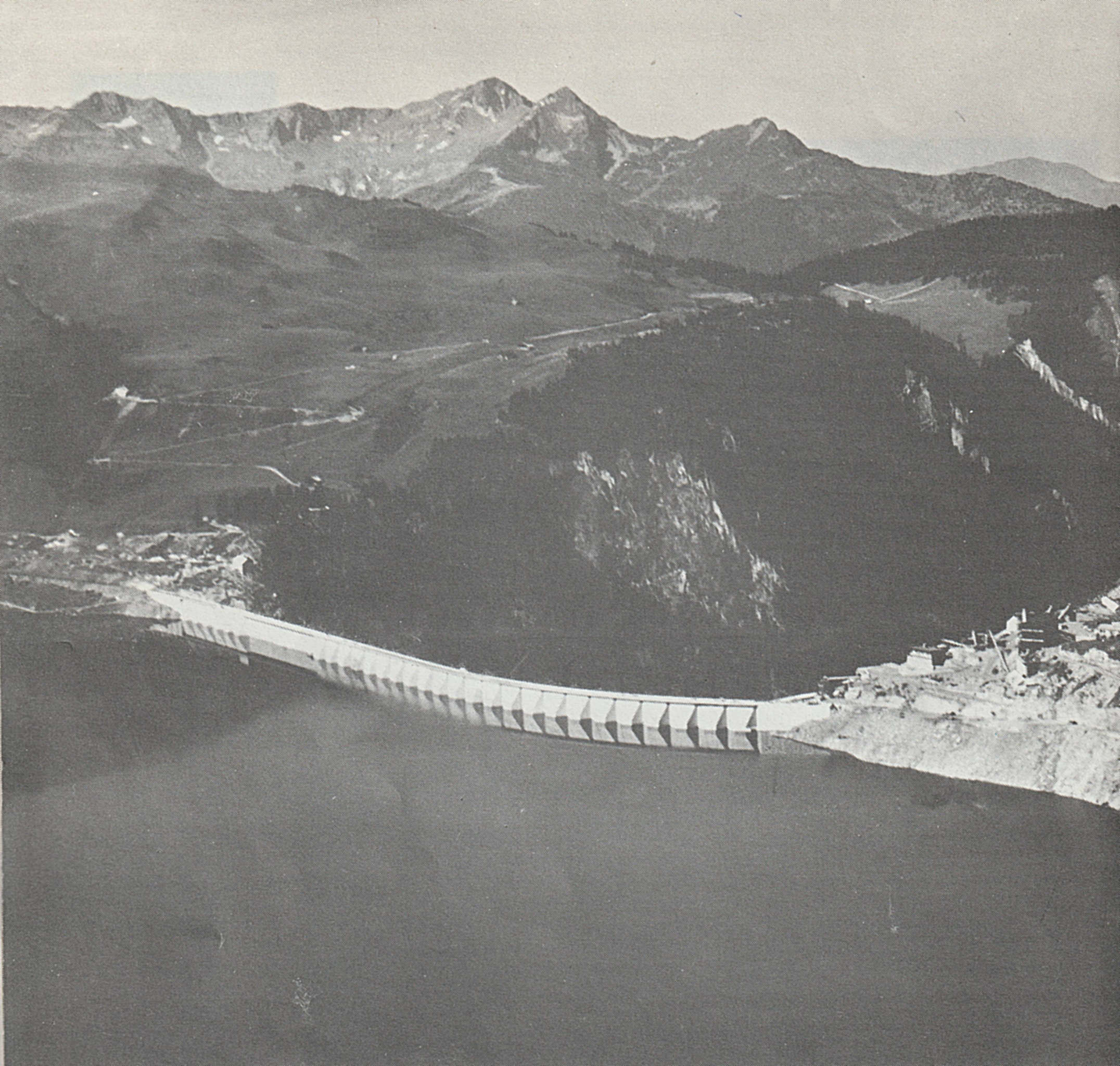 Construction barrage roselend vue aerienne amont