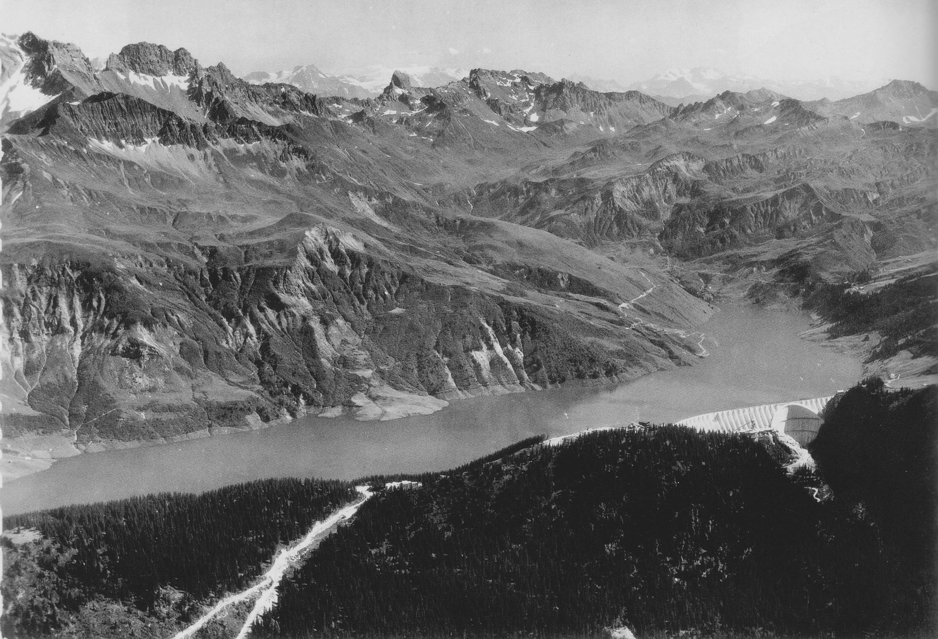 Vue aérienne côté amont de la fin de la construction