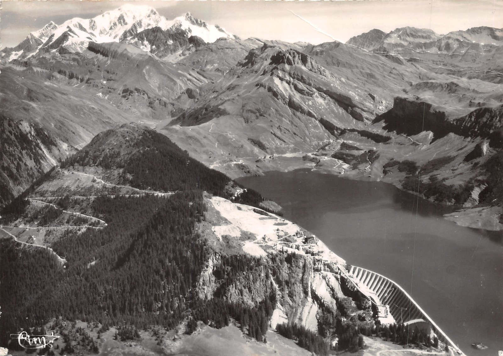 Vue aérienne du barrage de Roselend depuis le col du Pré