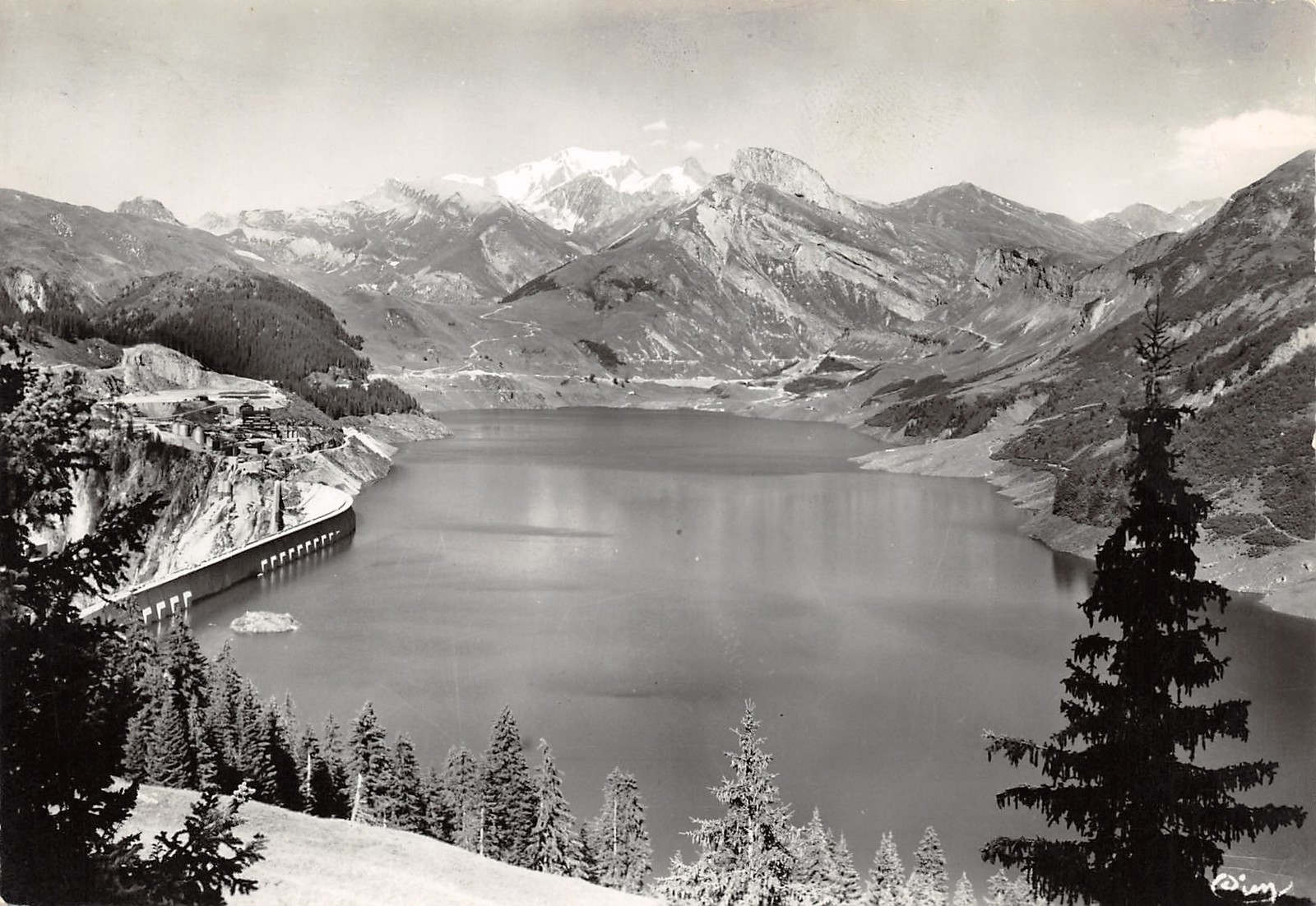 Construction barrage roselend vue depuis route de treicol