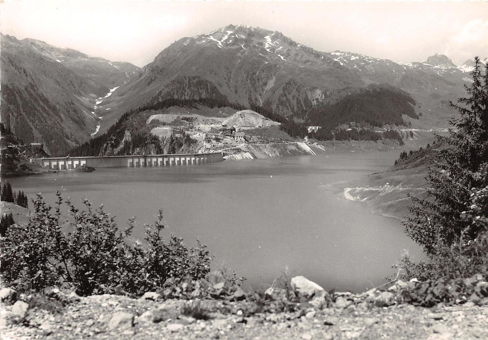 Vue du barrage de Roselend depuis la route de Treicol