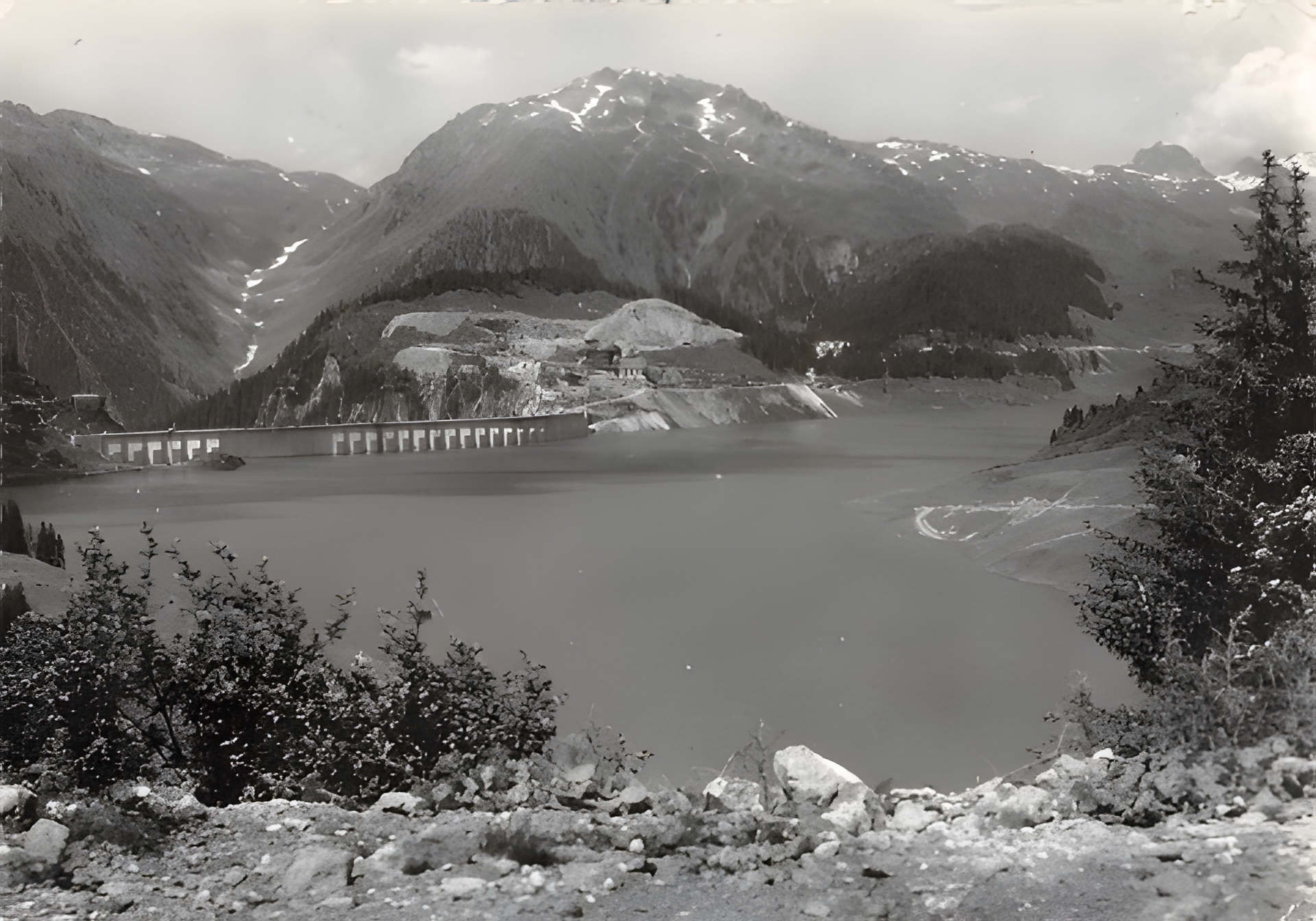 Lac et barrage en septembre 1969