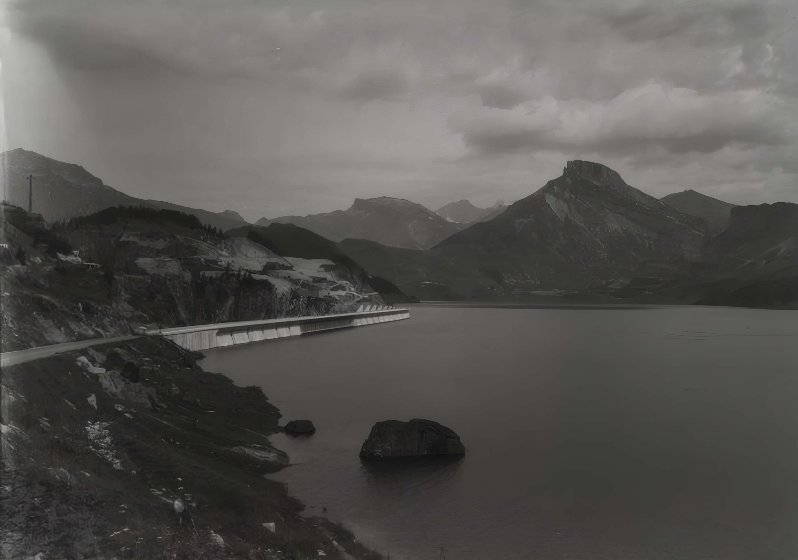 Le lac de Roselend vu de la berge côté col du pré en septembre 1967