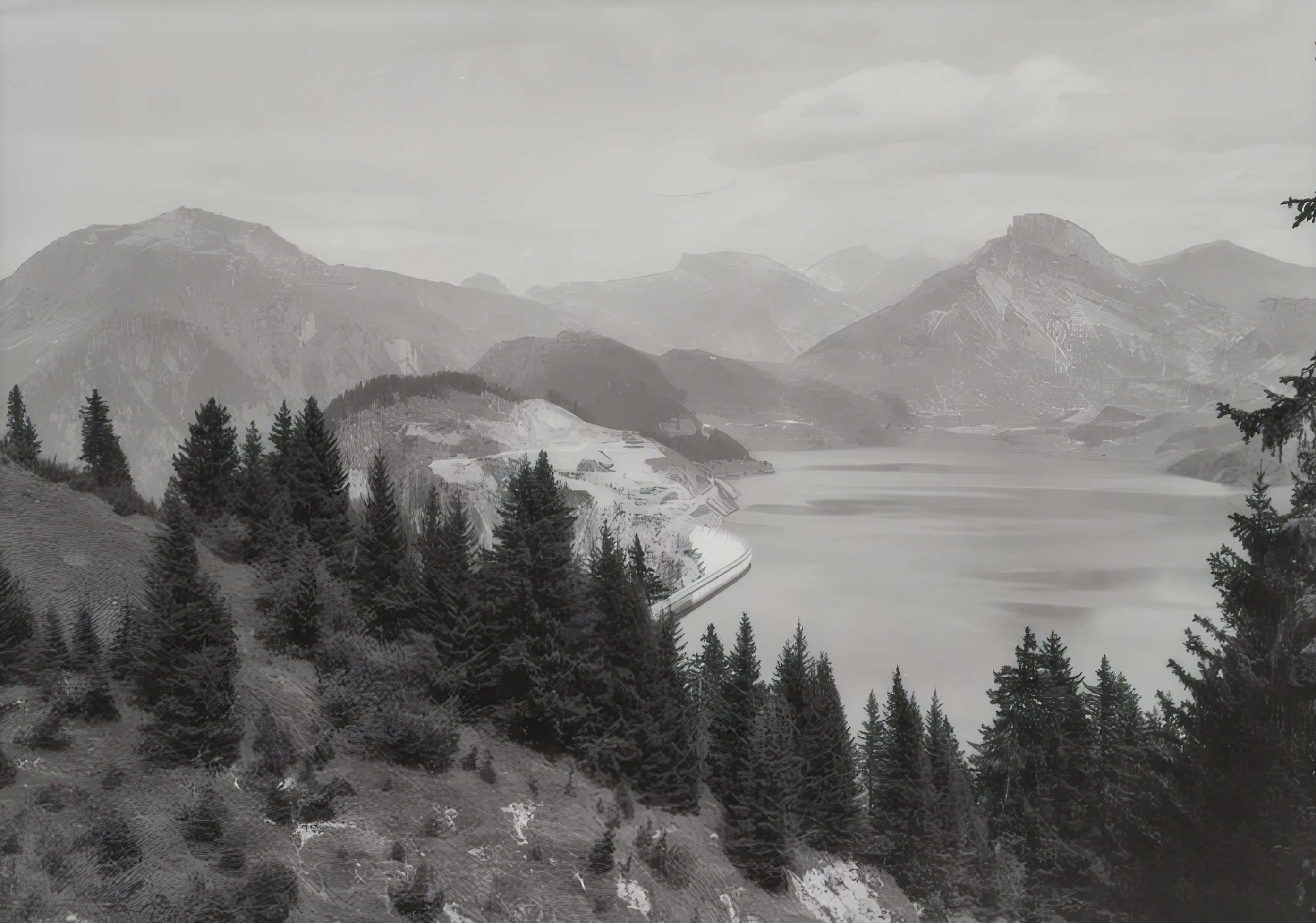 Le lac de Roselend vu de la berge côté col du pré en septembre 1967 (2)