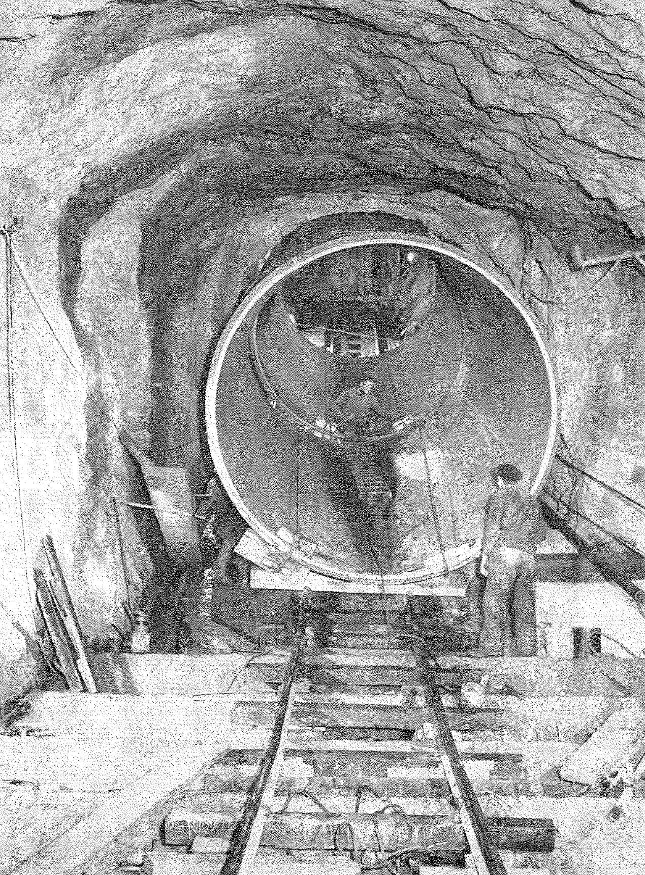 À l’intérieur d’une galerie souterraine, une conduite collecteur de 3 mètres de diamètre