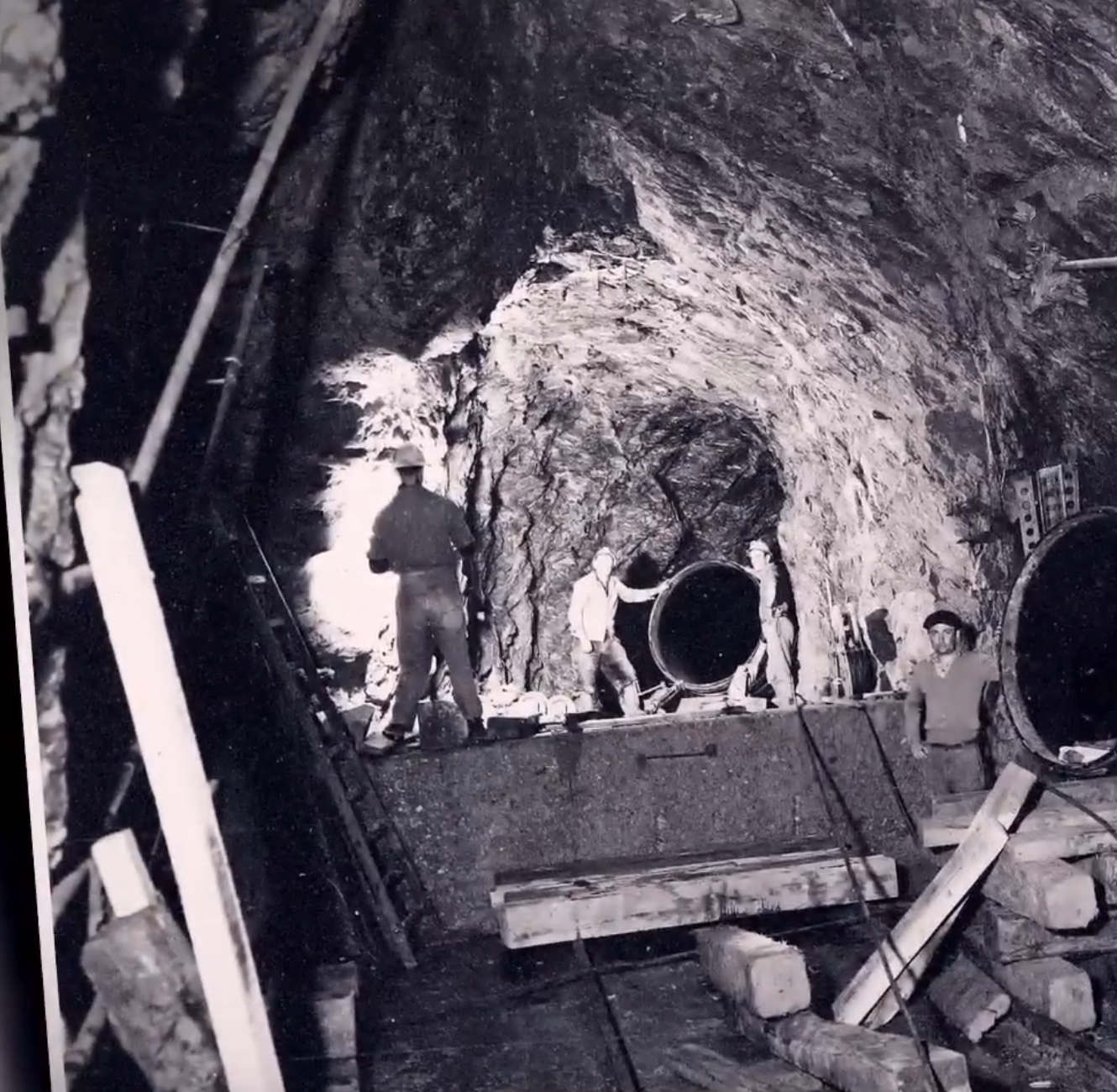 Ouvriers sur le chantier de creusement des galeries