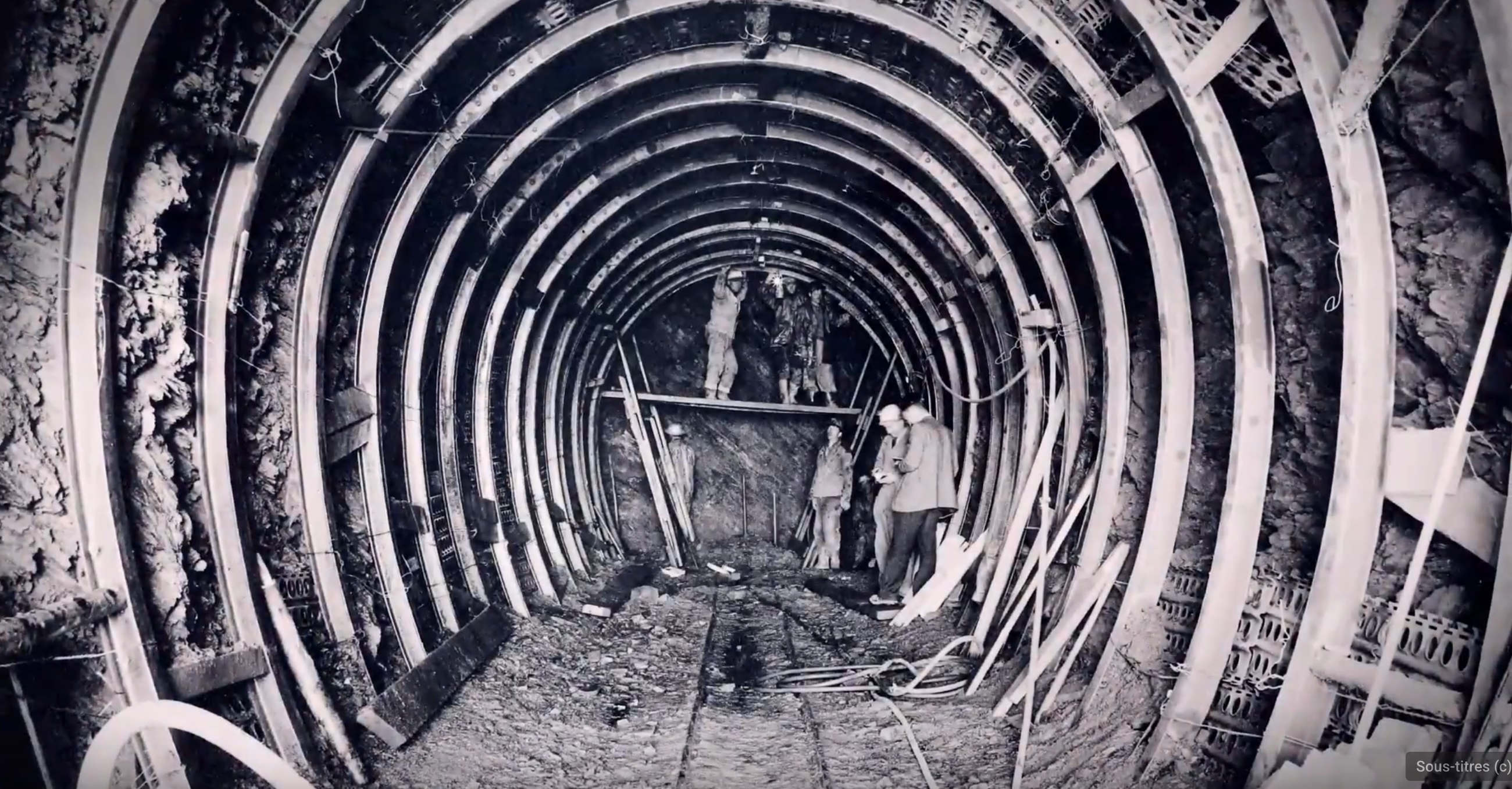 Ouvriers à l’oeuvre dans l’étayage des galeries