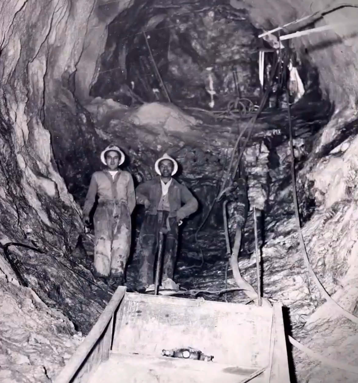 Deux ouvriers qui prennent la pose dans une galerie
