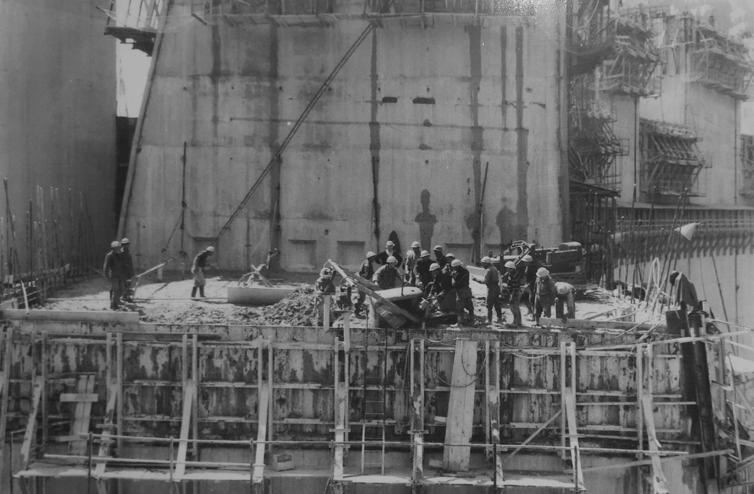 Équipe d’ouvriers en train de couler un plot de soutènement