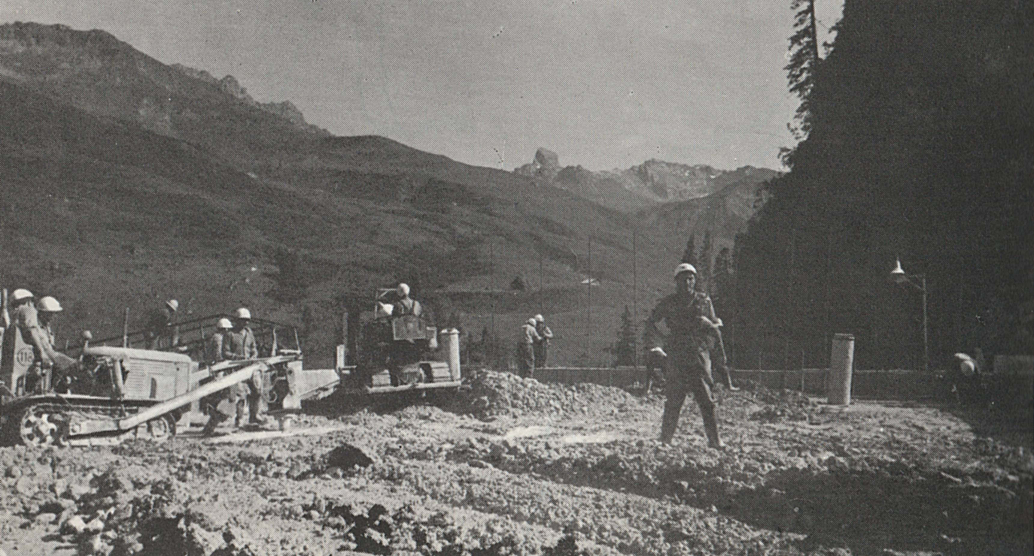 Travaux de terrassement du barrage avec la Pierra Menta en arrière-plan