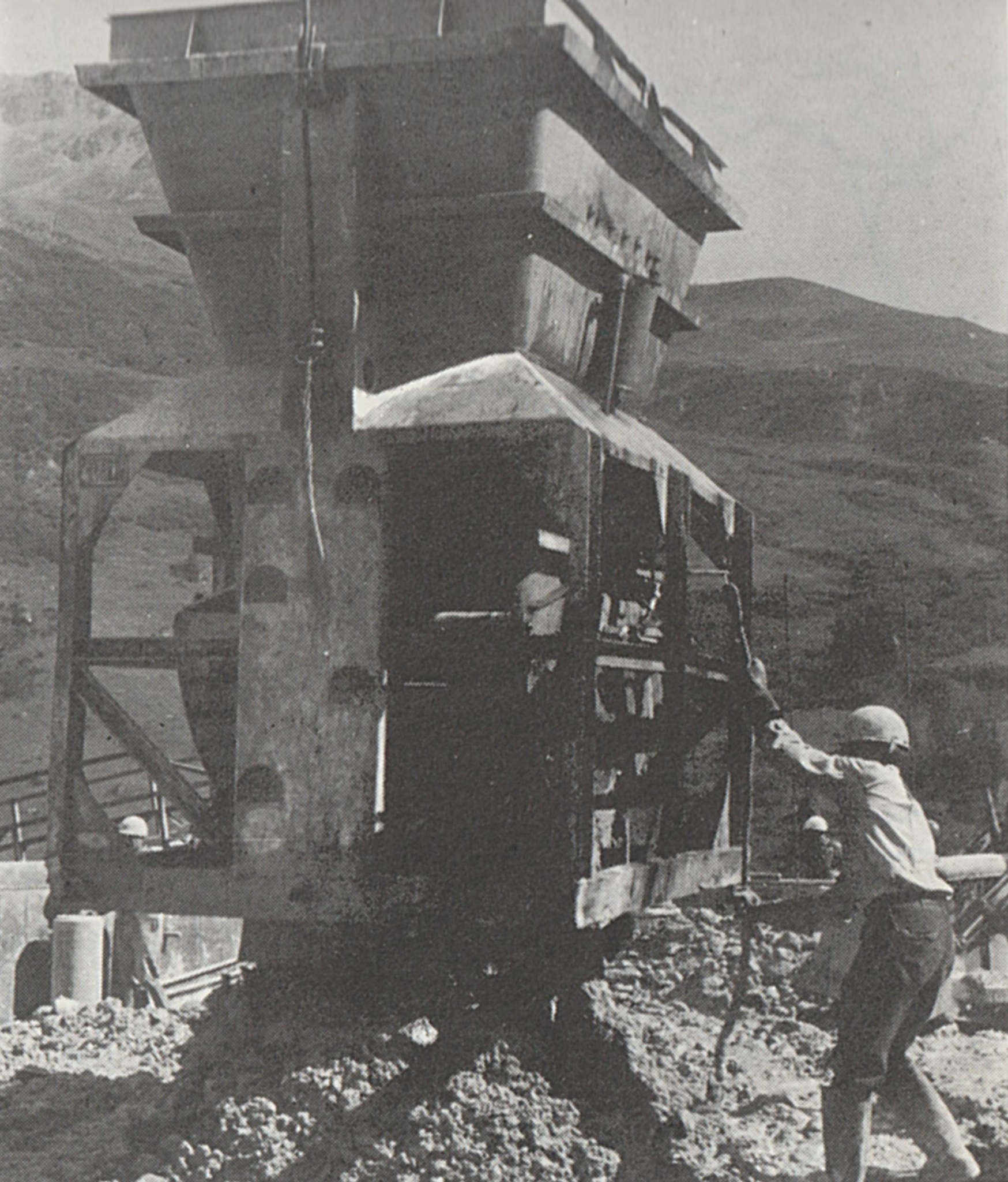 Ouvrier en train d’effectuer une vidange d’un blondin