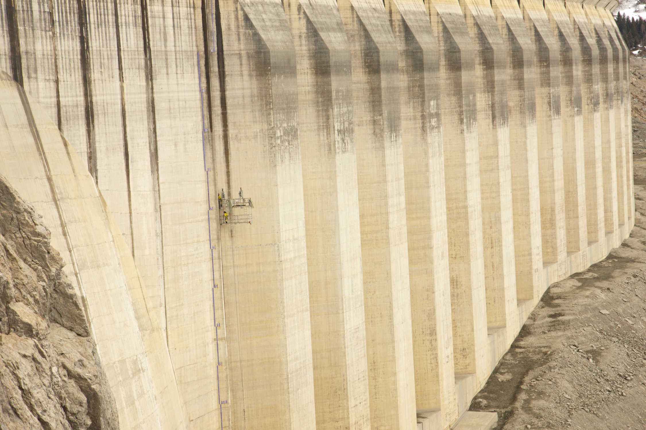 Techniciens sur le géant de béton côté amont
