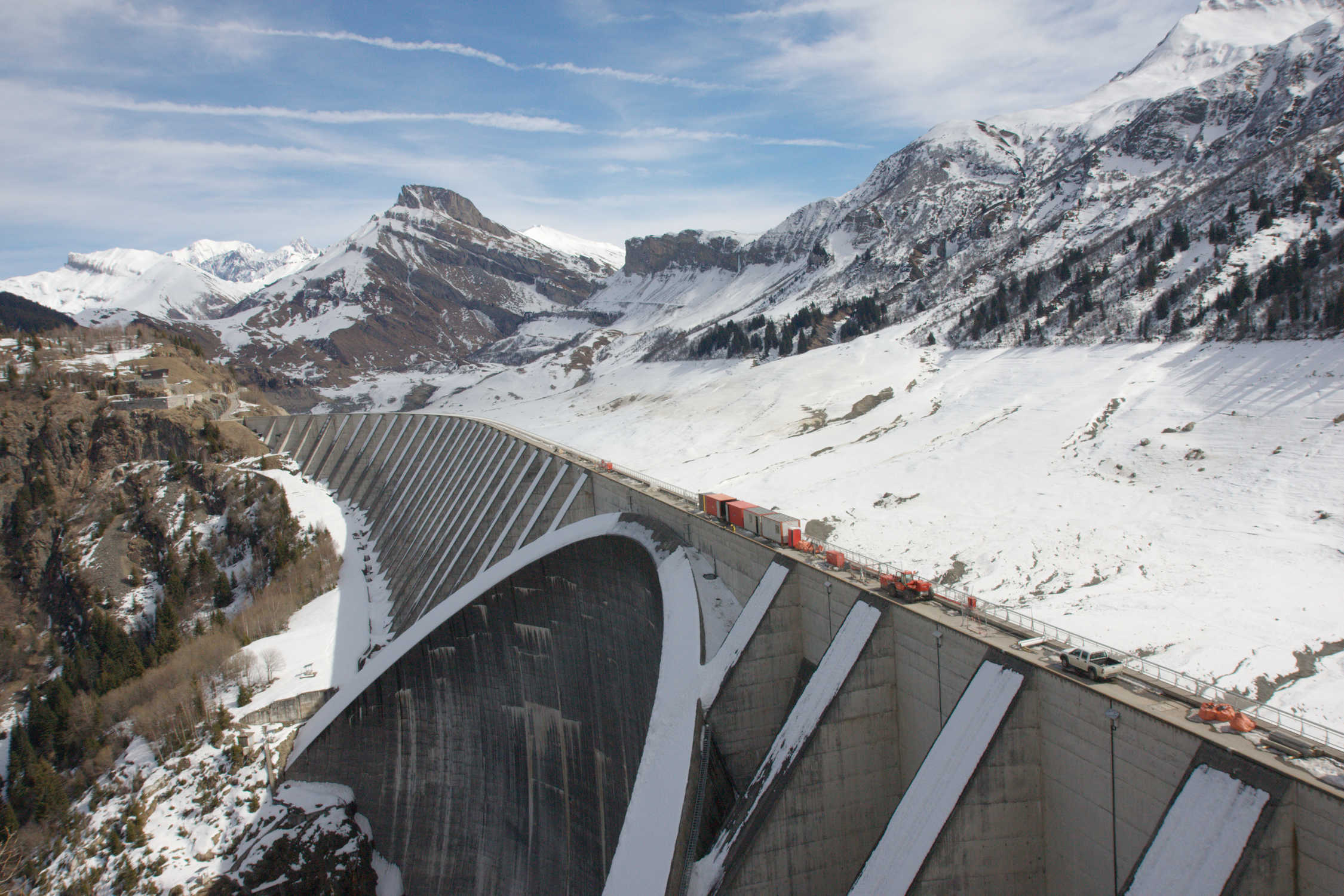 Travaux sur le barrage vide