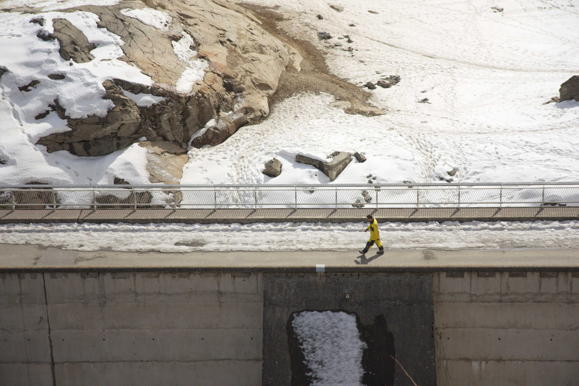 Technicien marchant sur le barrage