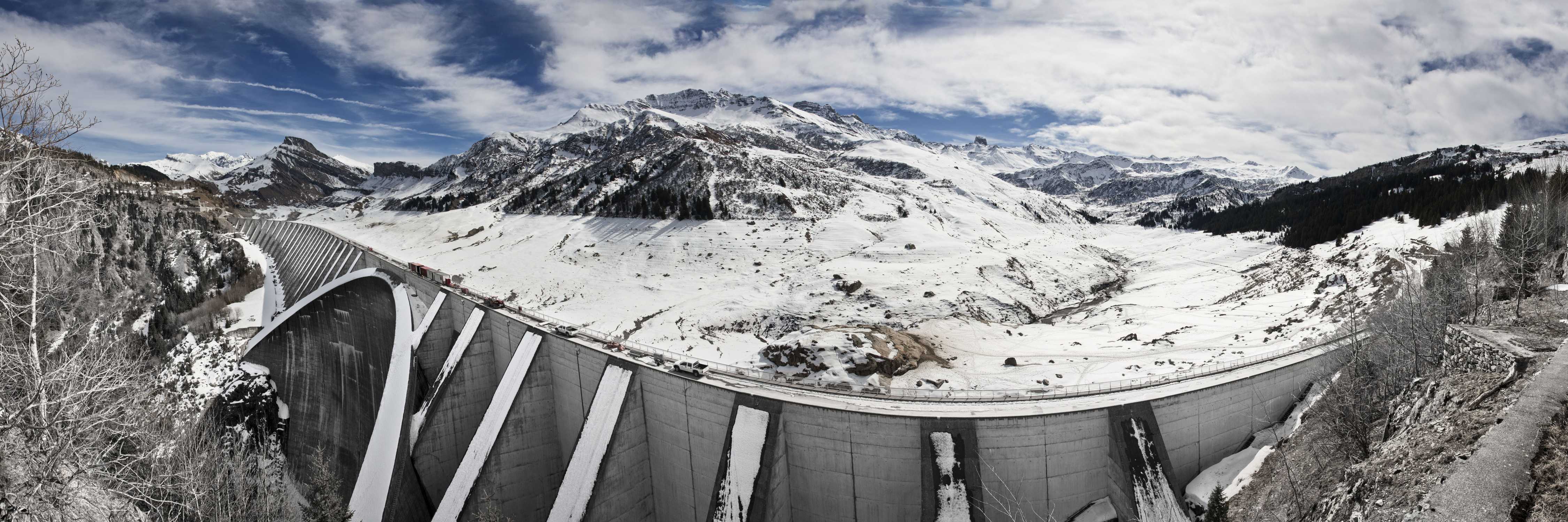Panorama du barrage de Roselend vide