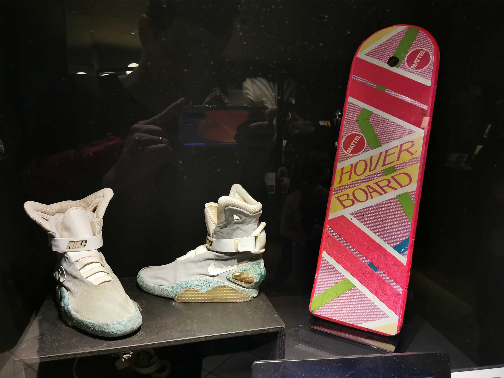 Authentiques Hover Board et paire de chaussures Nike de la saga Retour vers le Futur
