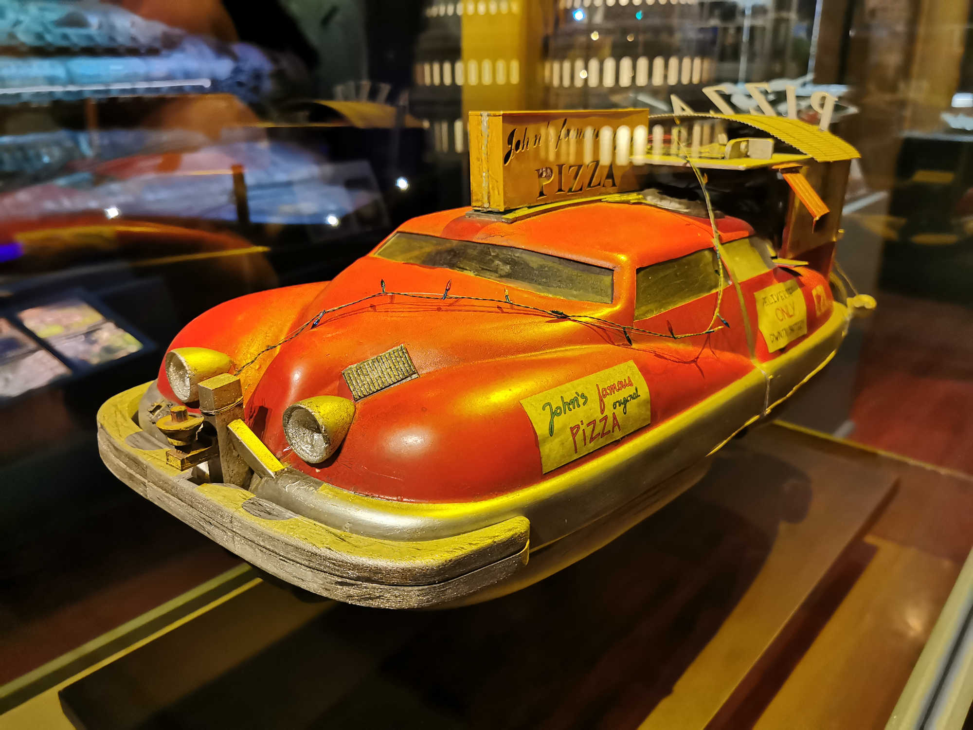 Maquette du taxi du film Le Cinquième Élément