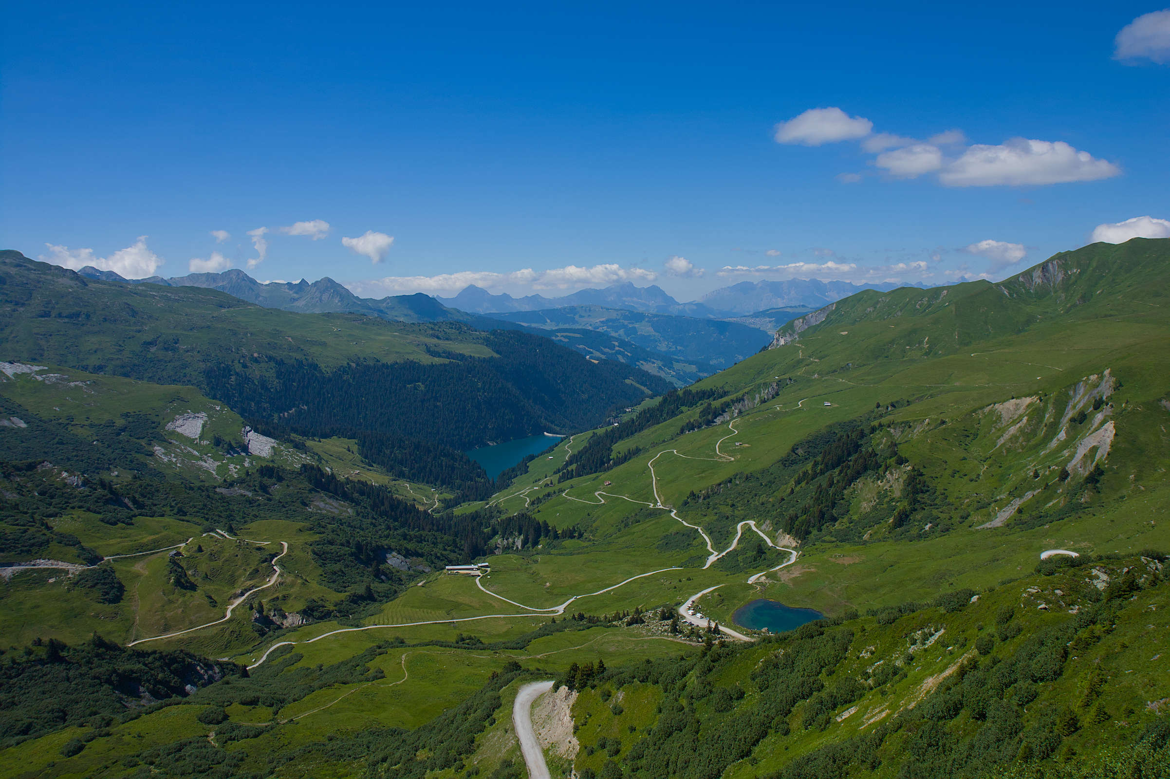 Versant ensoleillés du vallon de Saint-Guérin en été