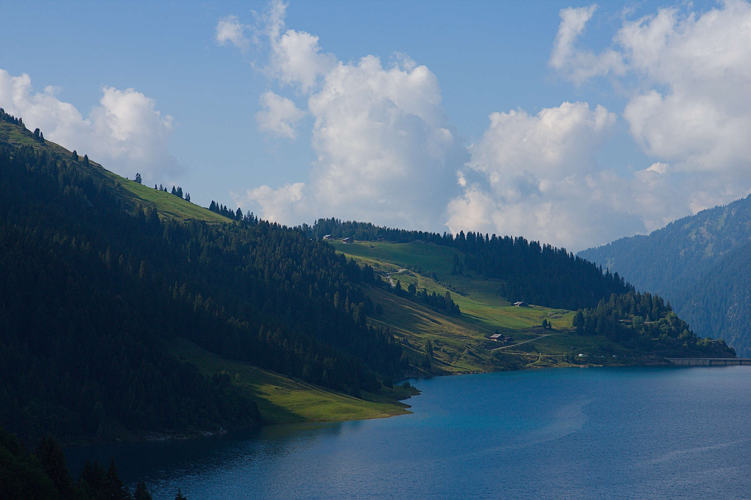 Le versant de la Roche Parstire et le lac de Roselend en été
