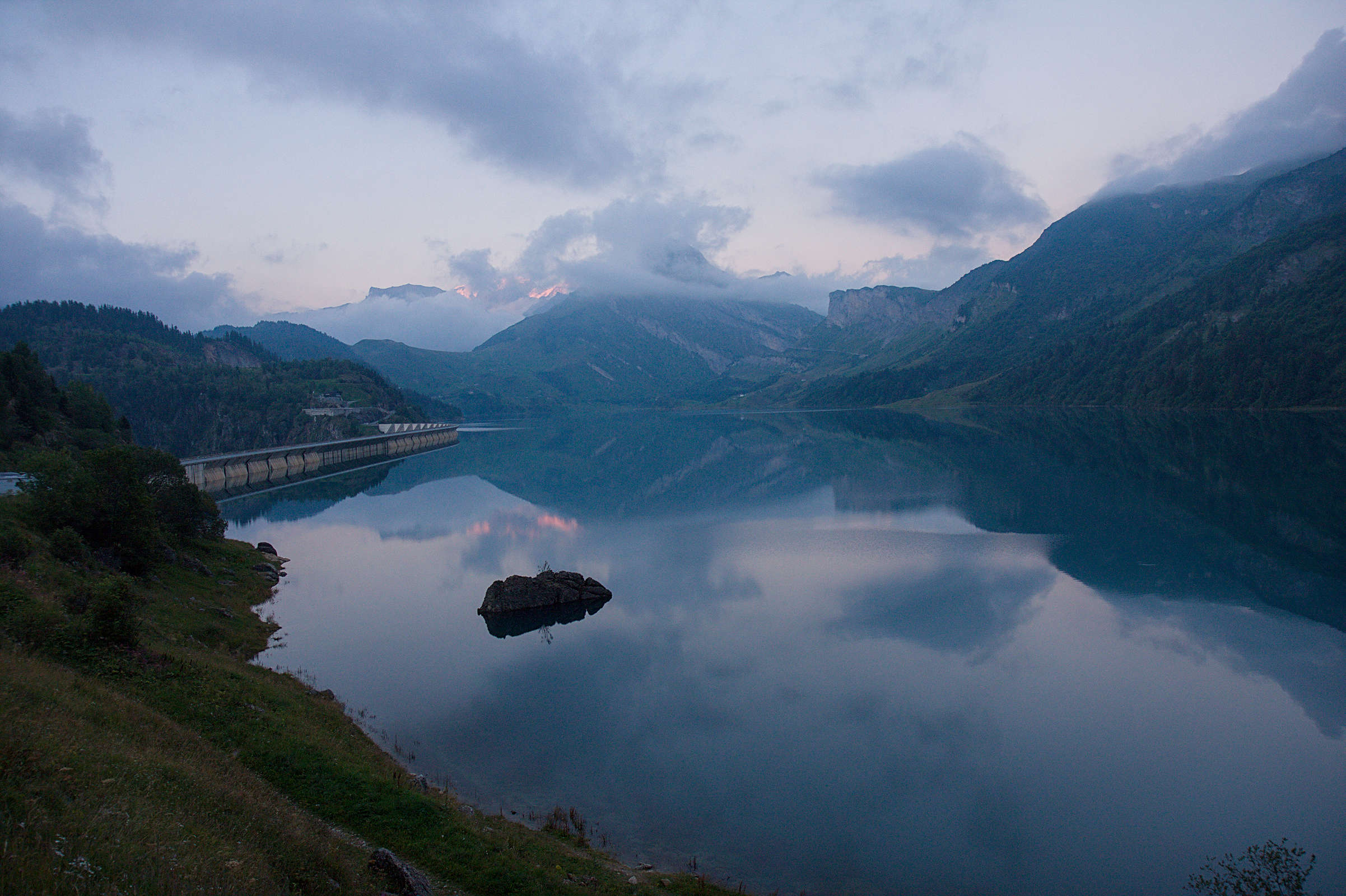 Le lac de Roselend et le Roc du Vent en fin de journée d’été