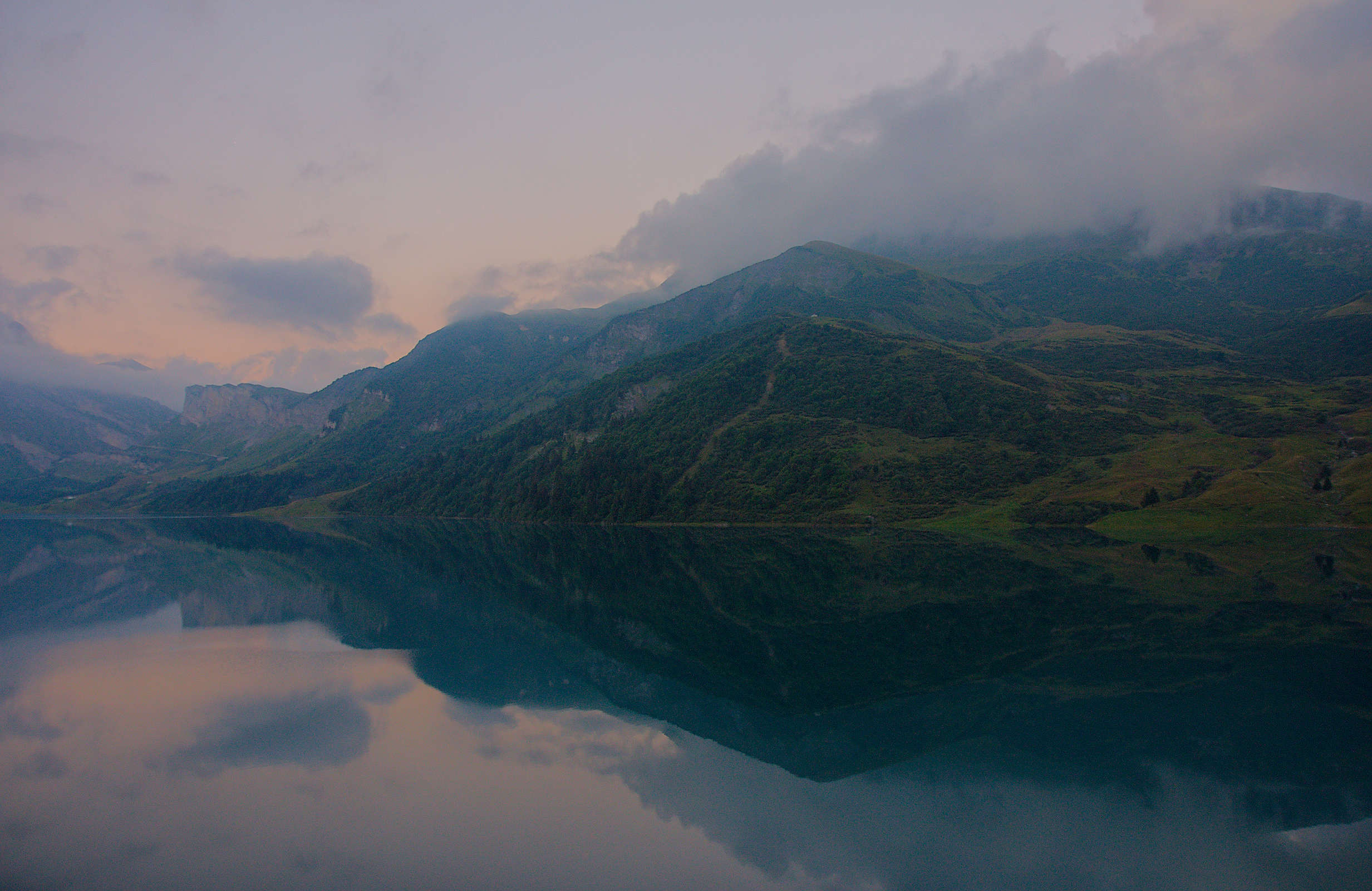 Le versant amont du lac de Roselend et le Roc du Biolley en fin de journée d’été