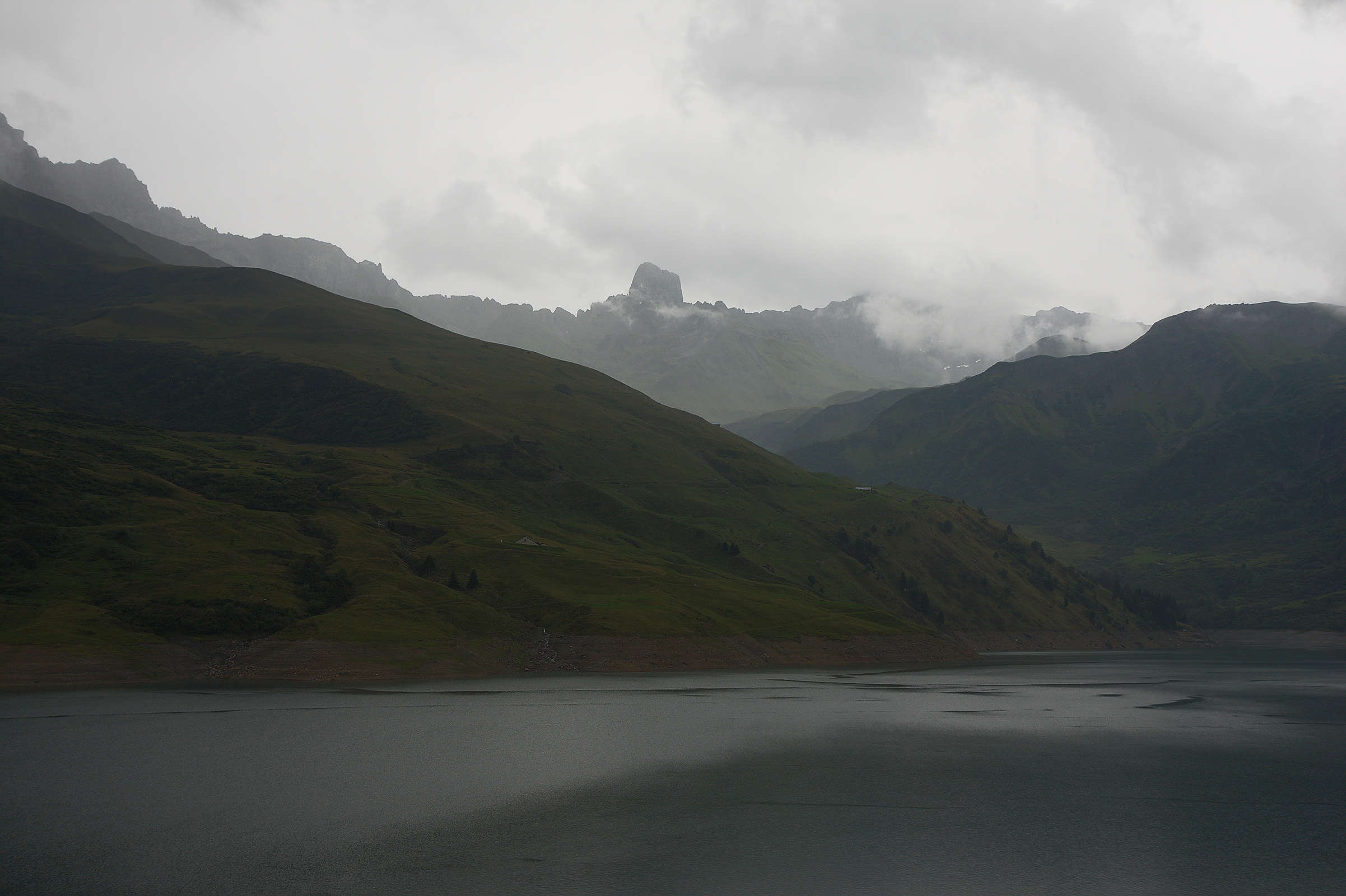 La Pierra Menta dans les nuages depuis le barrage de Roselend