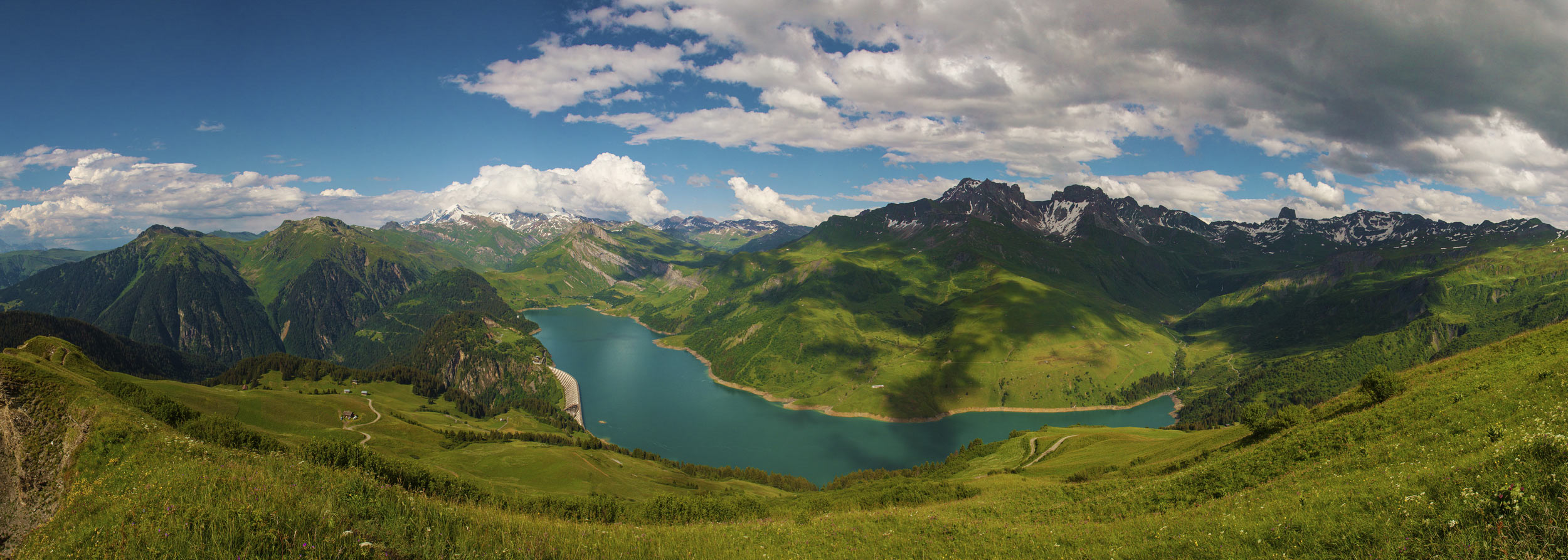 Le lac de Roselend en été