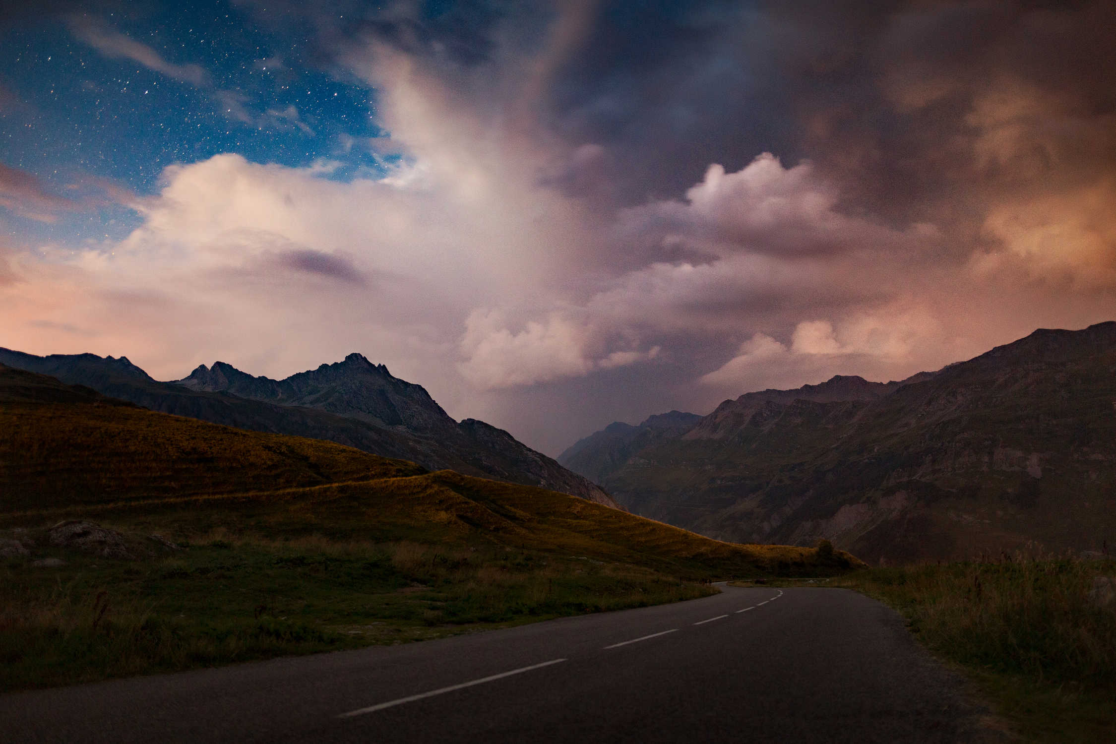 Nuit d’été sur la route du cormet - Vallée des Chapieux